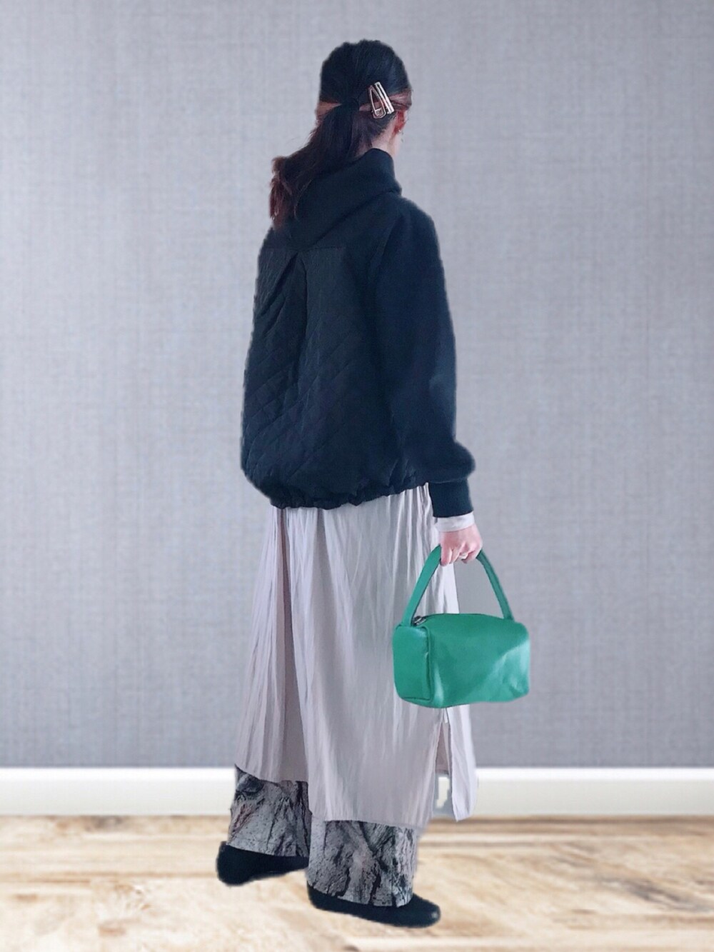 ブラック系のパーカー、ベージュ系のシャツワンピース、ブラック系のその他パンツを着用したレディースの冬コーディネートの4枚目の写真