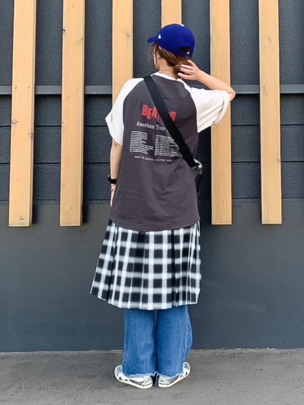「夏ルックで気分アップ、ニューエラ、NEW ERA、キャップ、キャップ女子、夏コーデ、お出かけコーデ、プチプラ、夏だ！Tシャツ着よう！、バンドT、メガネ女子、大人カジュアル」｜「FOREVER 21の【2024FW】チェックプリーツミディスカート（スカート、グレー系）」を使った、UMiSatoさん（骨格ウェーブ・レディース・163cm）の夏コーディネートの4枚目の写真