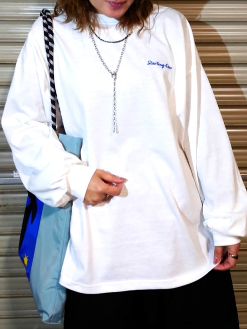 ホワイト系のTシャツ/カットソー、ブラック系のその他パンツ、ブルー系のトートバッグを着用したレディースの春コーディネートの4枚目の写真