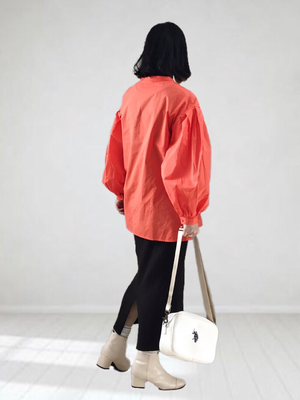 オレンジ系のシャツ/ブラウス、ブラウン系のスカート、ホワイト系のショルダーバッグを着用したレディースの春コーディネートの3枚目の写真