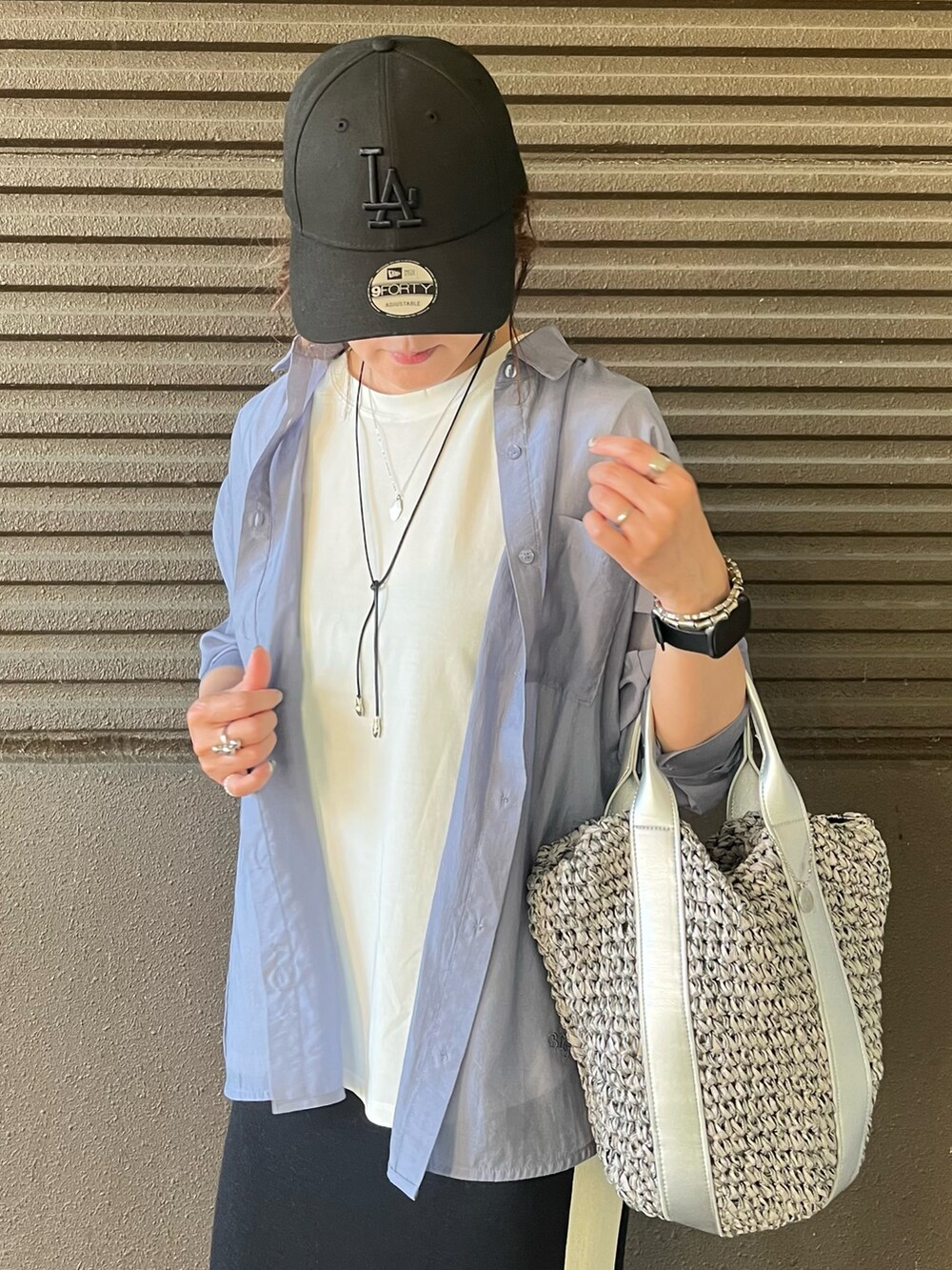 ブラック系のスカート、グレー系のショルダーバッグ、ブラック系のサンダルを着用したレディースの夏コーディネートの3枚目の写真