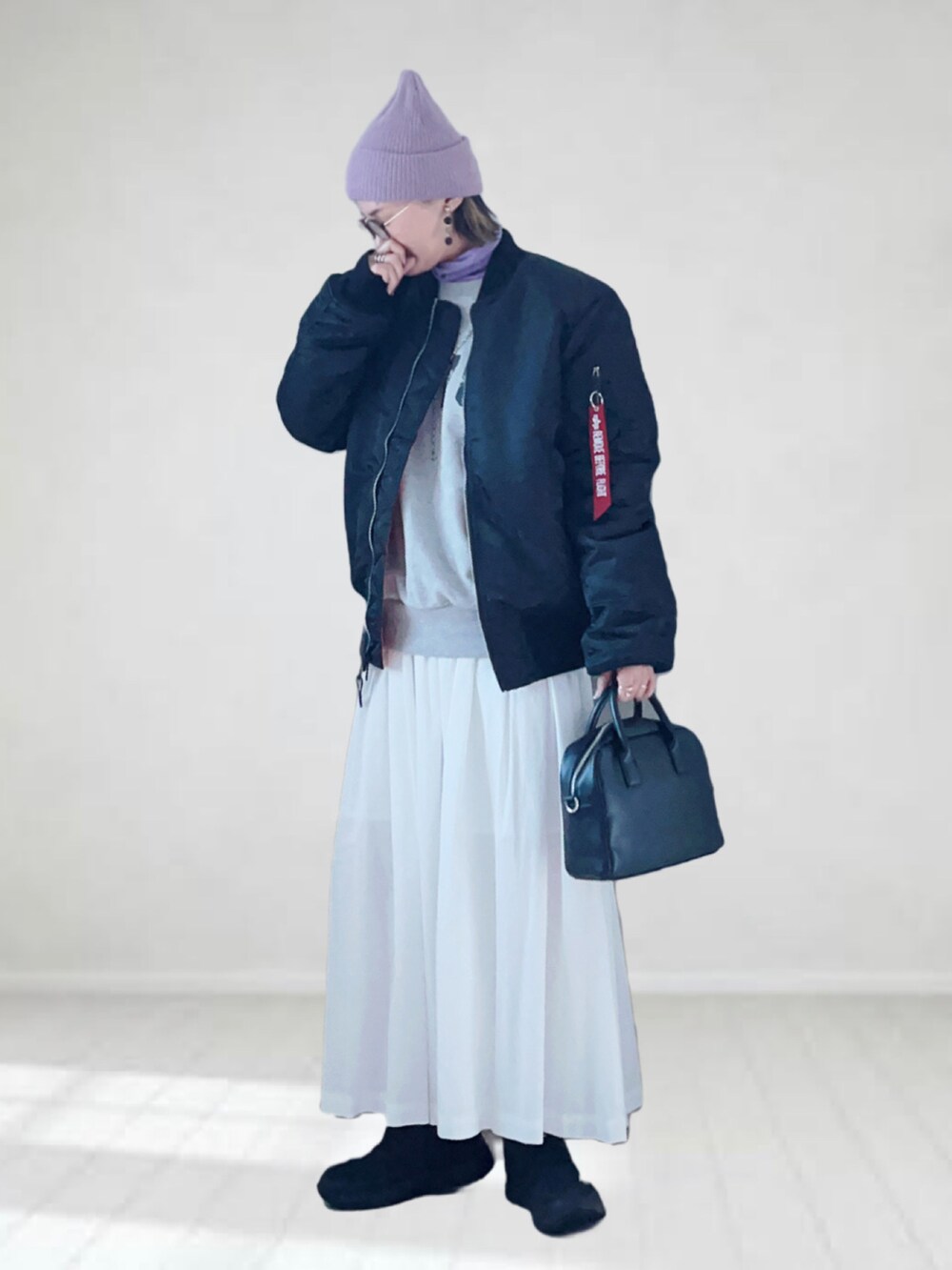 ブラック系のMA-1、パープル系のTシャツ/カットソー、グレー系のスウェットを着用したレディースの冬コーディネートの2枚目の写真