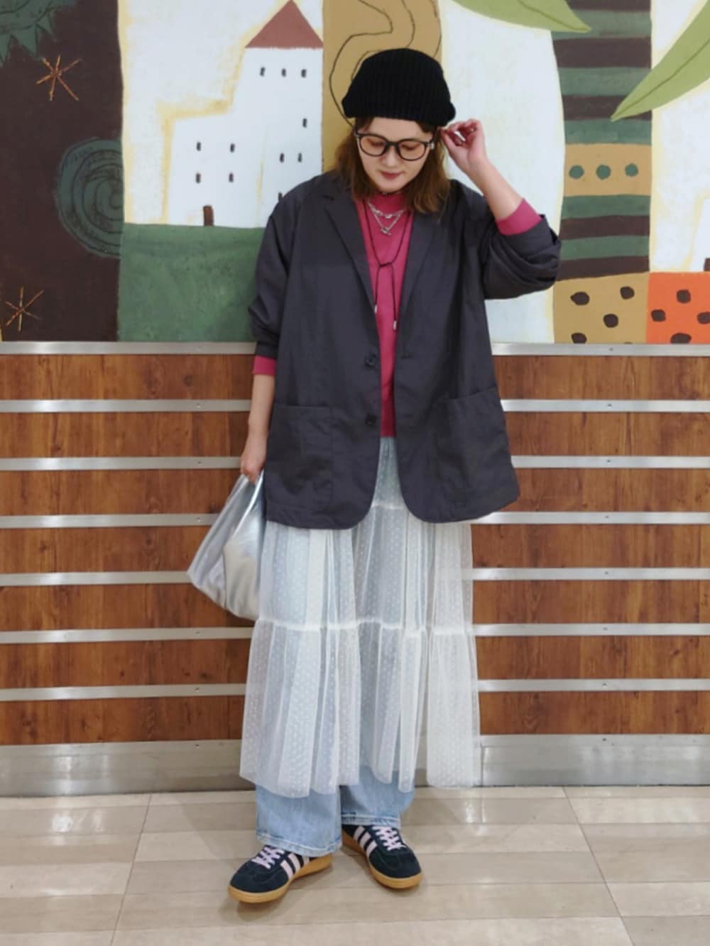 グレー系のテーラードジャケット、パープル系のスウェット、ホワイト系のワンピース/ドレスを着用したレディースの春コーディネートの3枚目の写真