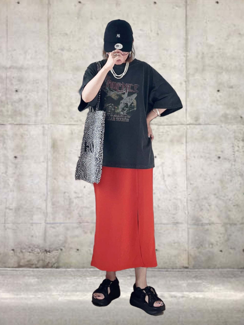 「夏コーデ、シンプルコーデ、夏だ！Tシャツ着よう！、休日スタイル、お出かけコーデ、Tシャツ、サンダル、キャップ、プチプラ、ビッグシルエット、フェススタイル、ストリート、韓国ファッション、夏セールで買いました」｜「しまむらのアイテム（スカート、オレンジ系）」を使った、UMiSatoさん（レディース・163cm）の夏コーディネートの3枚目の写真