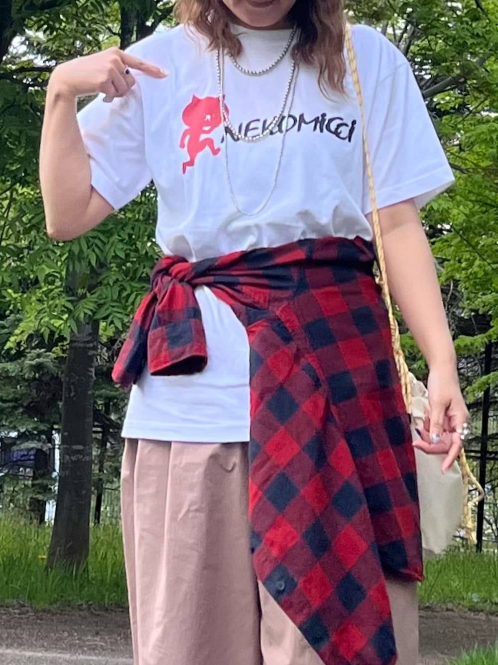 「Tシャツ、やっぱり帽子が好き、白Tシャツ、レイヤードスタイル、チェックシャツ、腰巻きスタイル、スニーカー、ワイドパンツ、春夏コーデ、夏コーデ、キャップ、カジュアルコーデ、休日スタイル、お出かけコーデ、プチプラ」｜「マジックマインドのアイテム（Tシャツ/カットソー、ホワイト系）」を使った、UMiSatoさん（骨格ウェーブ・レディース・163cm）の春コーディネートの3枚目の写真