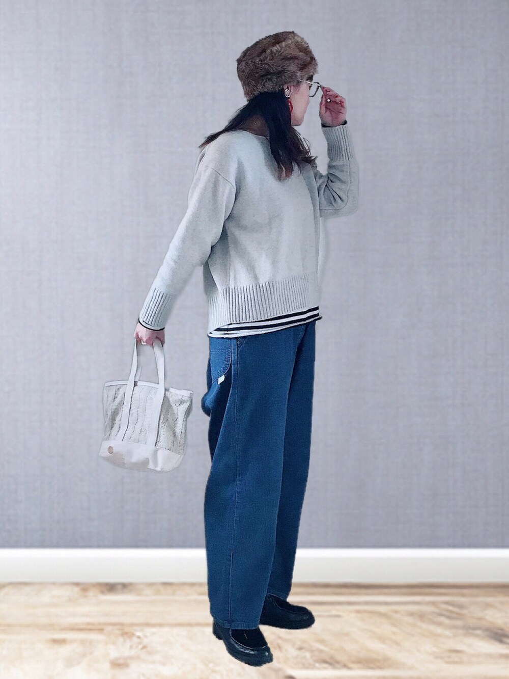 グレー系のニット/セーター、ブラウン系のその他アウター、ブラック系のTシャツ/カットソーを着用したレディースの冬コーディネートの3枚目の写真