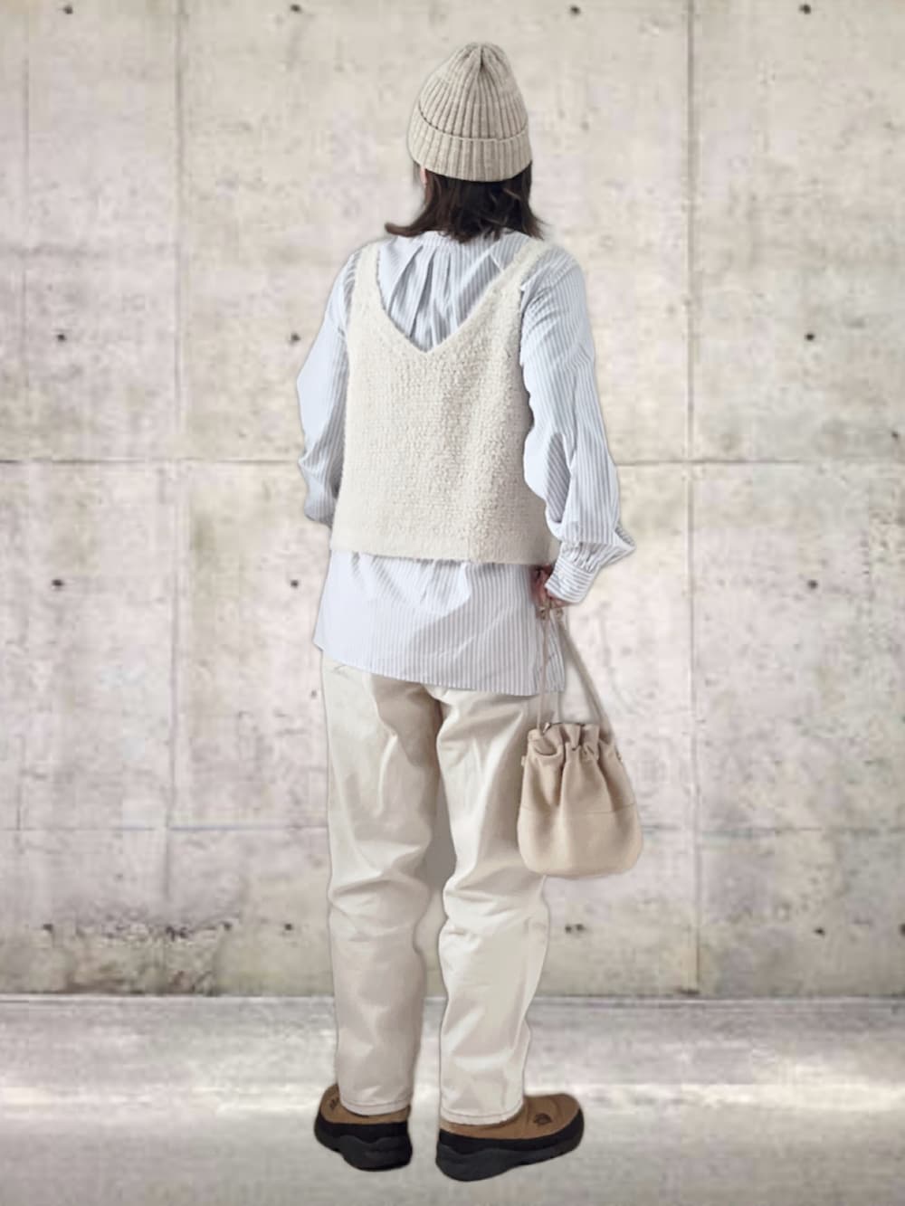 グレー系のシャツ/ブラウス、ホワイト系のベスト、ホワイト系のその他パンツを着用したレディースの冬コーディネートの3枚目の写真