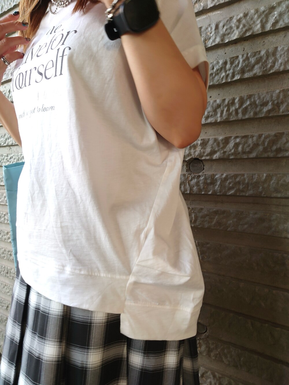 ホワイト系のTシャツ/カットソー、ブラック系のその他パンツ、グレー系のスカートを着用したレディースの夏コーディネートの5枚目の写真