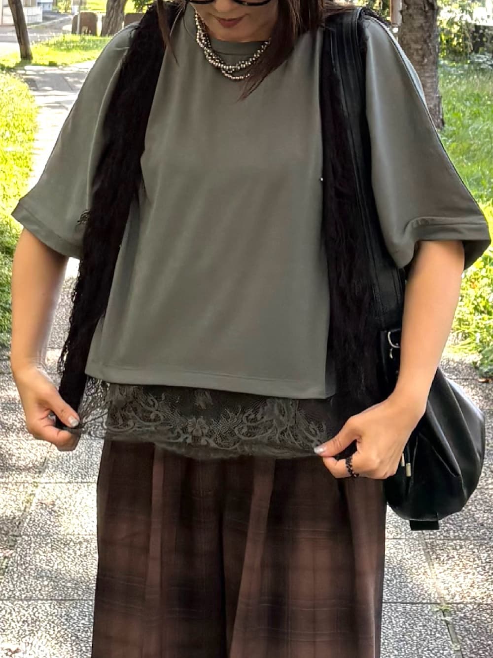 ブラウン系のその他パンツ、ブラック系のショルダーバッグ、ホワイト系のスニーカーを着用したレディースの秋コーディネートの4枚目の写真