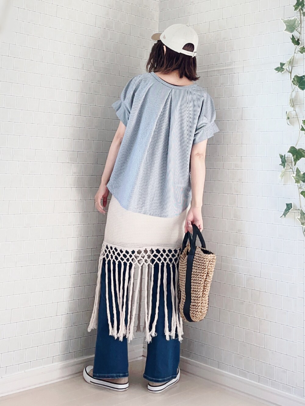 ブルー系のTシャツ/カットソー、ブラック系のショルダーバッグ、ベージュ系のスニーカーを着用したレディースの夏コーディネートの2枚目の写真