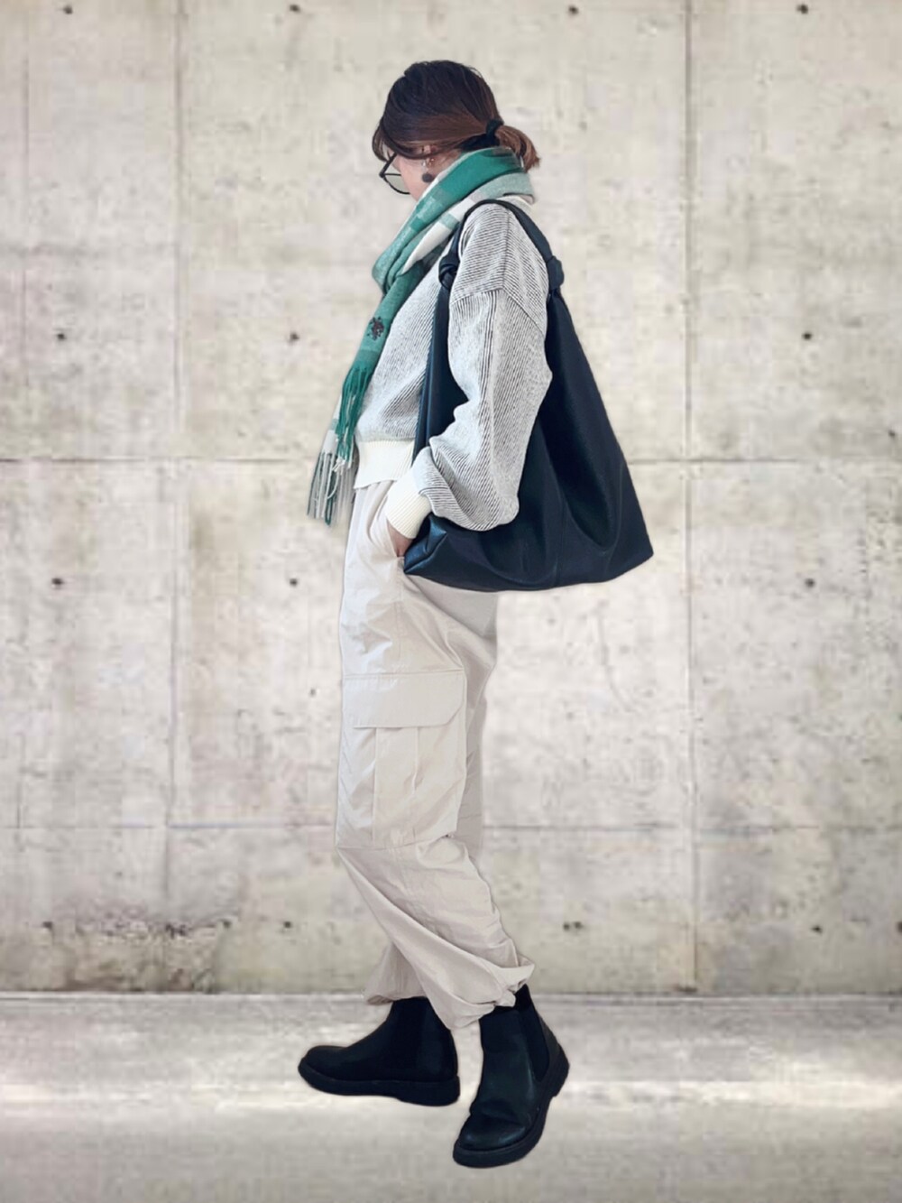 イエロー系のニット/セーター、ホワイト系のその他パンツ、ブラック系のトートバッグを着用したレディースの秋コーディネートの3枚目の写真