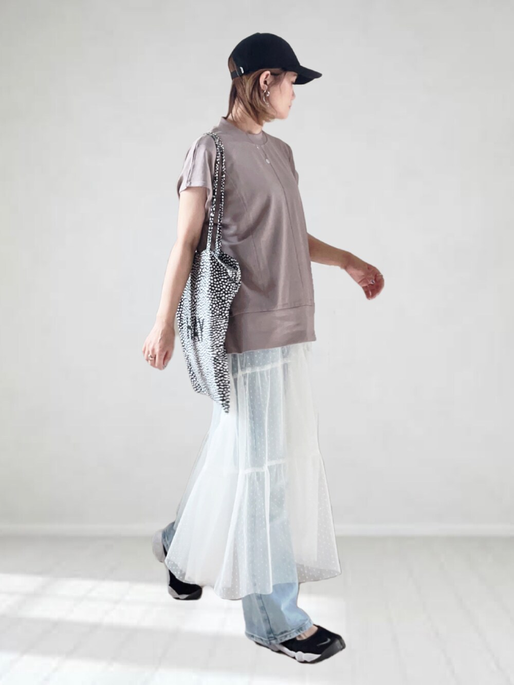 ベージュ系のトップス、ホワイト系のワンピース/ドレス、ブルー系のデニムパンツを着用したレディースの夏コーディネートの2枚目の写真