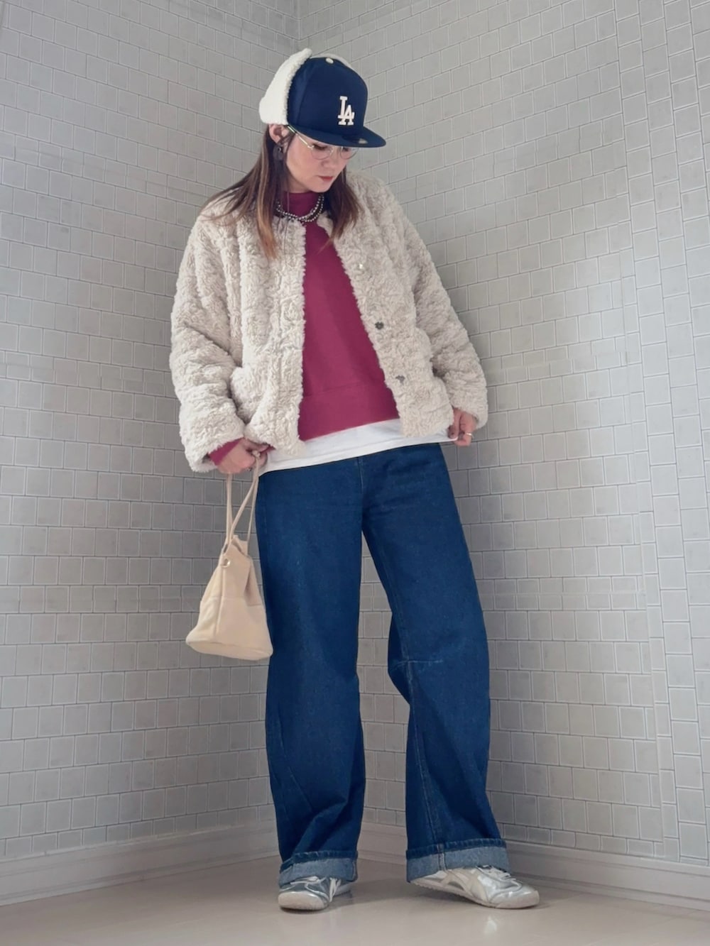 パープル系のスウェット、ベージュ系のノーカラーコート、ブルー系のデニムパンツを着用したレディースの秋コーディネートの2枚目の写真