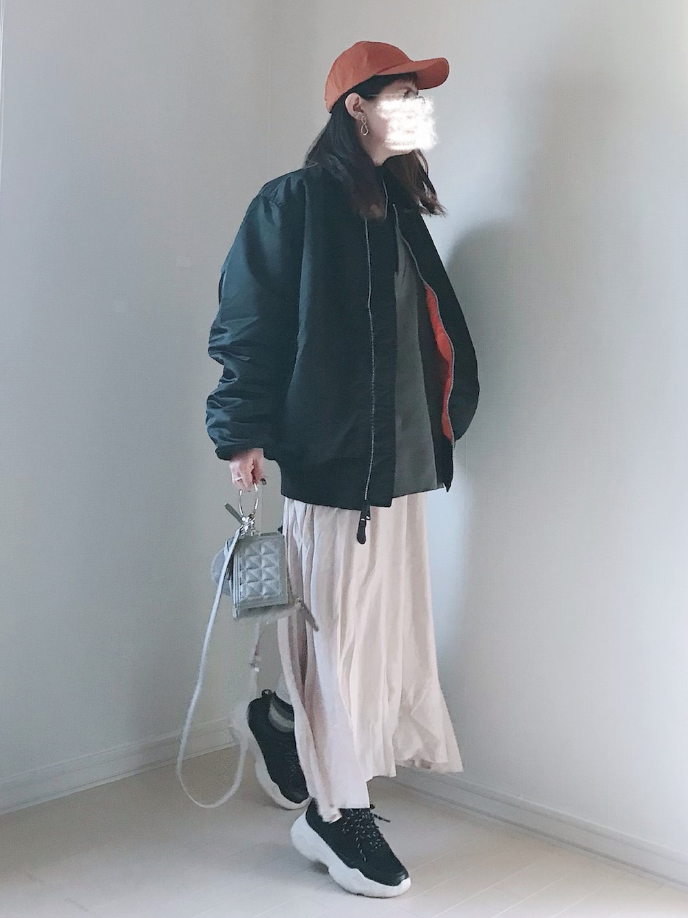 ブラック系のMA-1、グレー系のスウェット、ブラック系のTシャツ/カットソーを着用したレディースの冬コーディネートの3枚目の写真