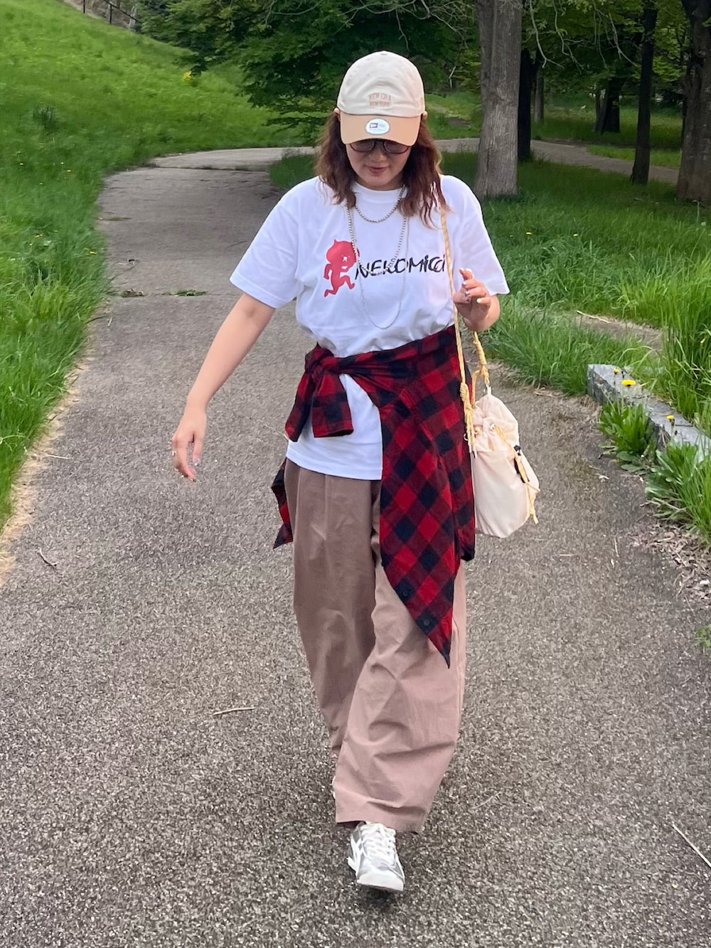 「Tシャツ、やっぱり帽子が好き、白Tシャツ、レイヤードスタイル、チェックシャツ、腰巻きスタイル、スニーカー、ワイドパンツ、春夏コーデ、夏コーデ、キャップ、カジュアルコーデ、休日スタイル、お出かけコーデ、プチプラ」｜「マジックマインドのアイテム（Tシャツ/カットソー、ホワイト系）」を使った、UMiSatoさん（骨格ウェーブ・レディース・163cm）の春コーディネートの2枚目の写真
