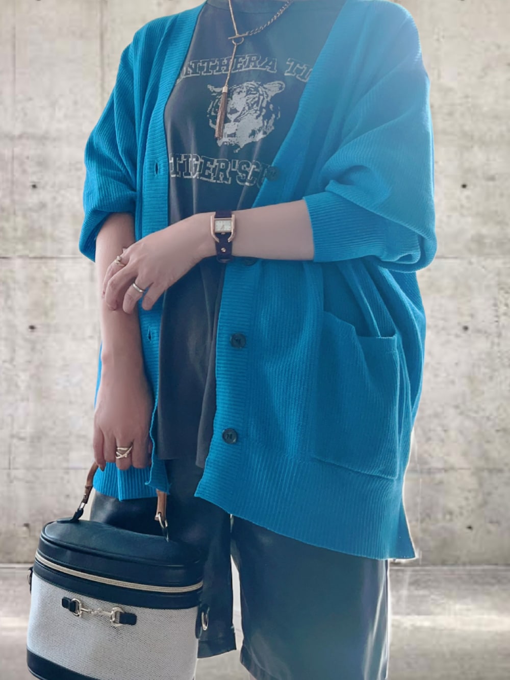 ブルー系のカーディガン/ボレロ、グレー系のTシャツ/カットソー、ブラック系のその他パンツを着用したレディースの秋コーディネートの2枚目の写真