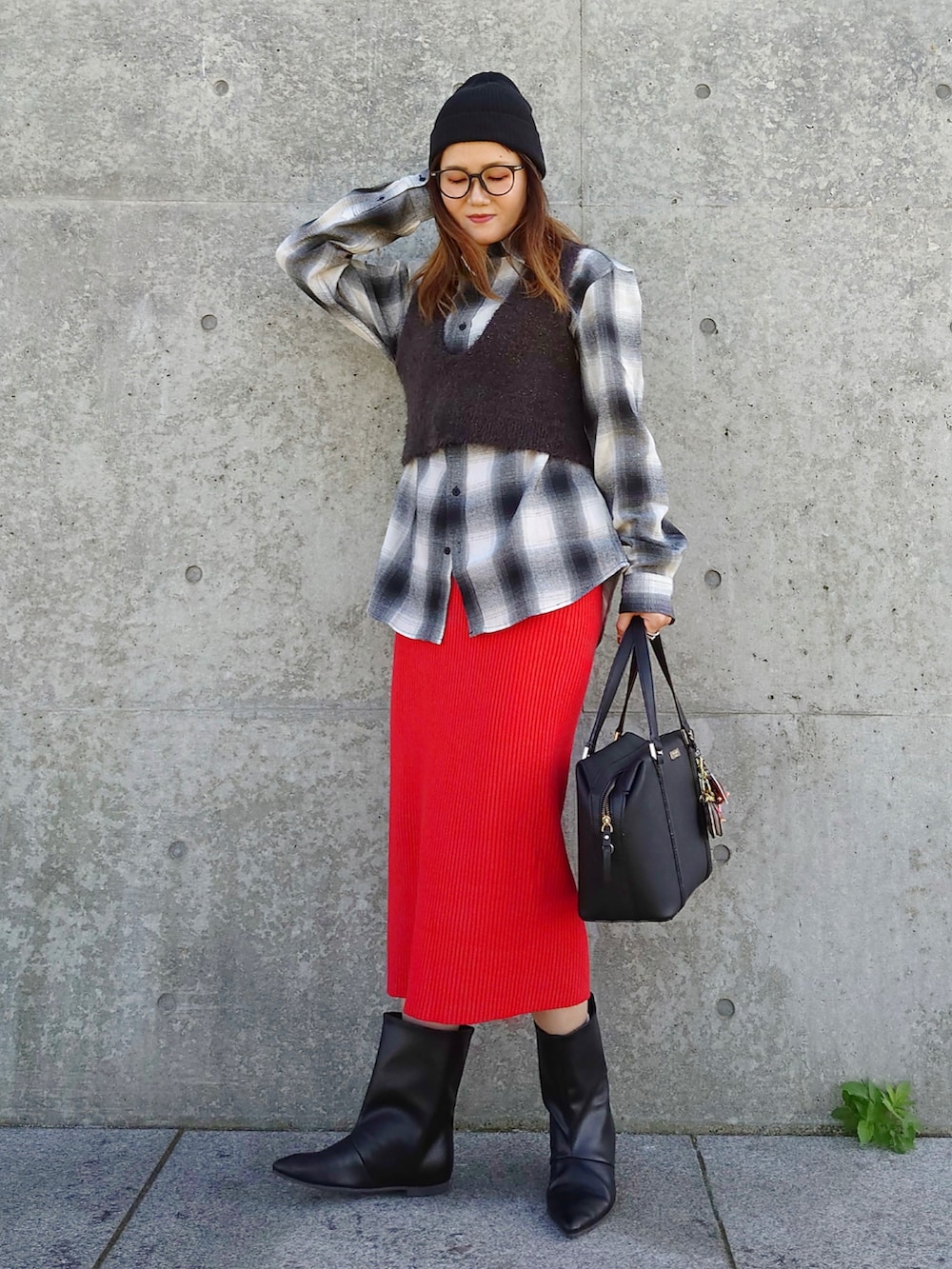 ホワイト系のシャツ/ブラウス、グレー系のベスト、レッド系のスカートを着用したレディースの秋コーディネートの3枚目の写真