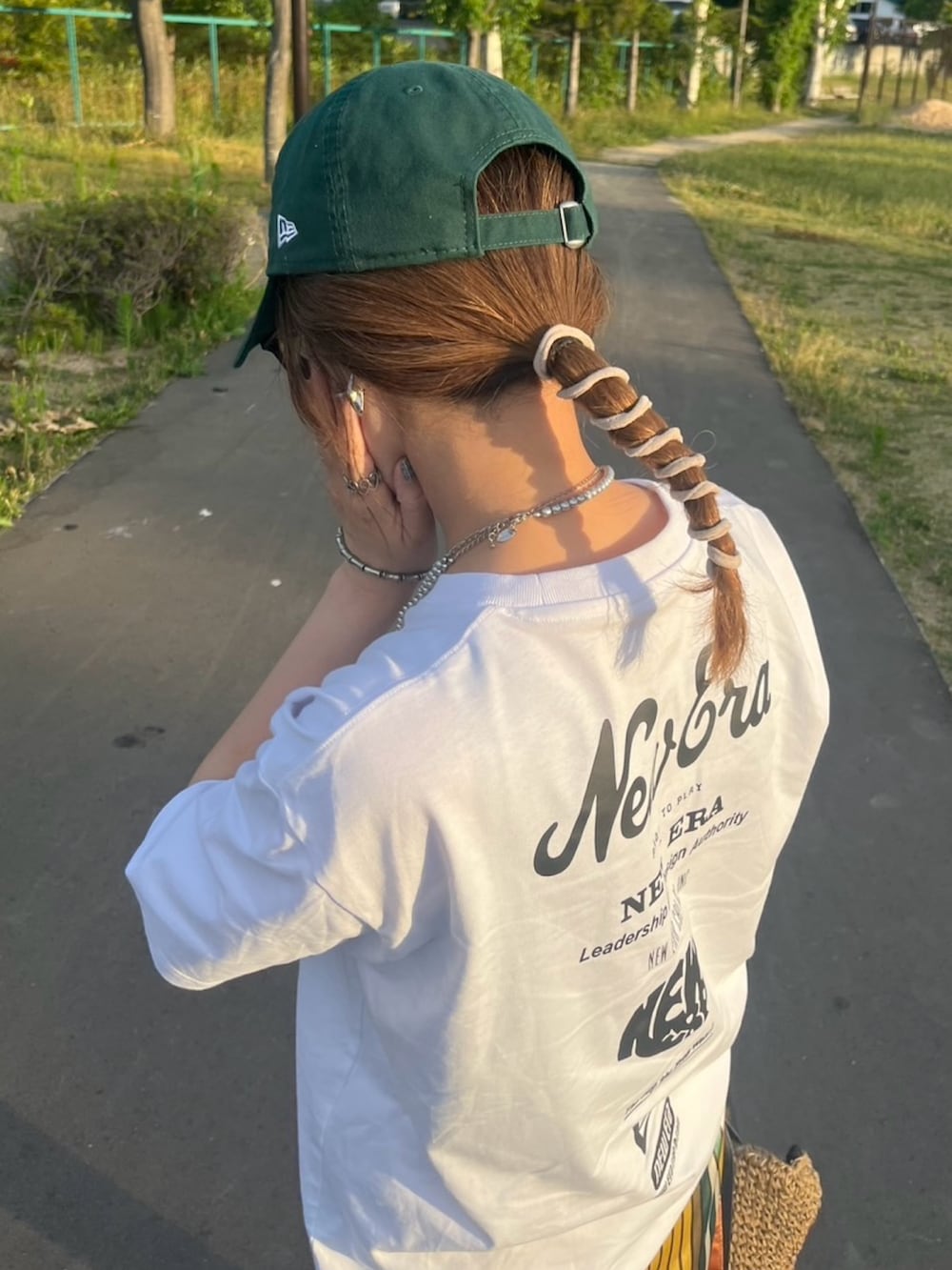 「夏ルックで気分アップ、デニム、グルカサンダル、白Tシャツ、ニューエラ、NEW ERA、スカーフ、スカーフアレンジ、キャップ、キャップ女子、夏コーデ、ロゴT、お出かけコーデ」｜「NEW ERAの【ユニセックス】NEW ERA/ニューエラ オーバーサイズ/バックプリントTシャツ 14670939/14670940/14670941（Tシャツ/カットソー、ホワイト系）」を使った、UMiSatoさん（骨格ウェーブ・レディース・163cm）の夏コーディネートの5枚目の写真