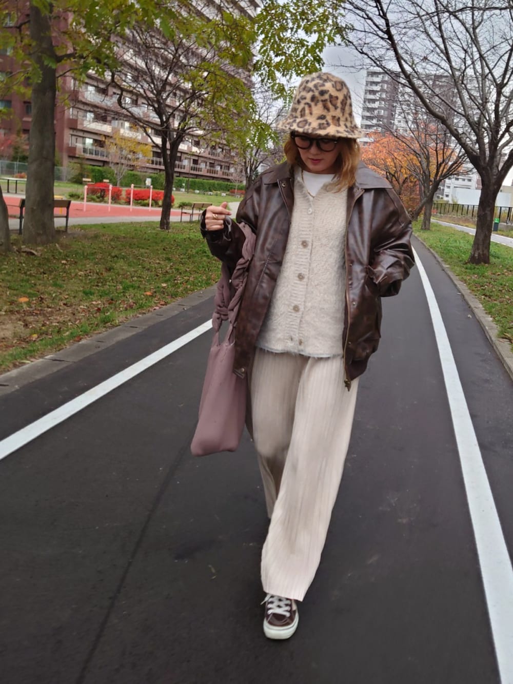 ホワイト系のその他パンツ、ブラウン系のブルゾン、ベージュ系のカーディガン/ボレロを着用したレディースの秋コーディネートの4枚目の写真