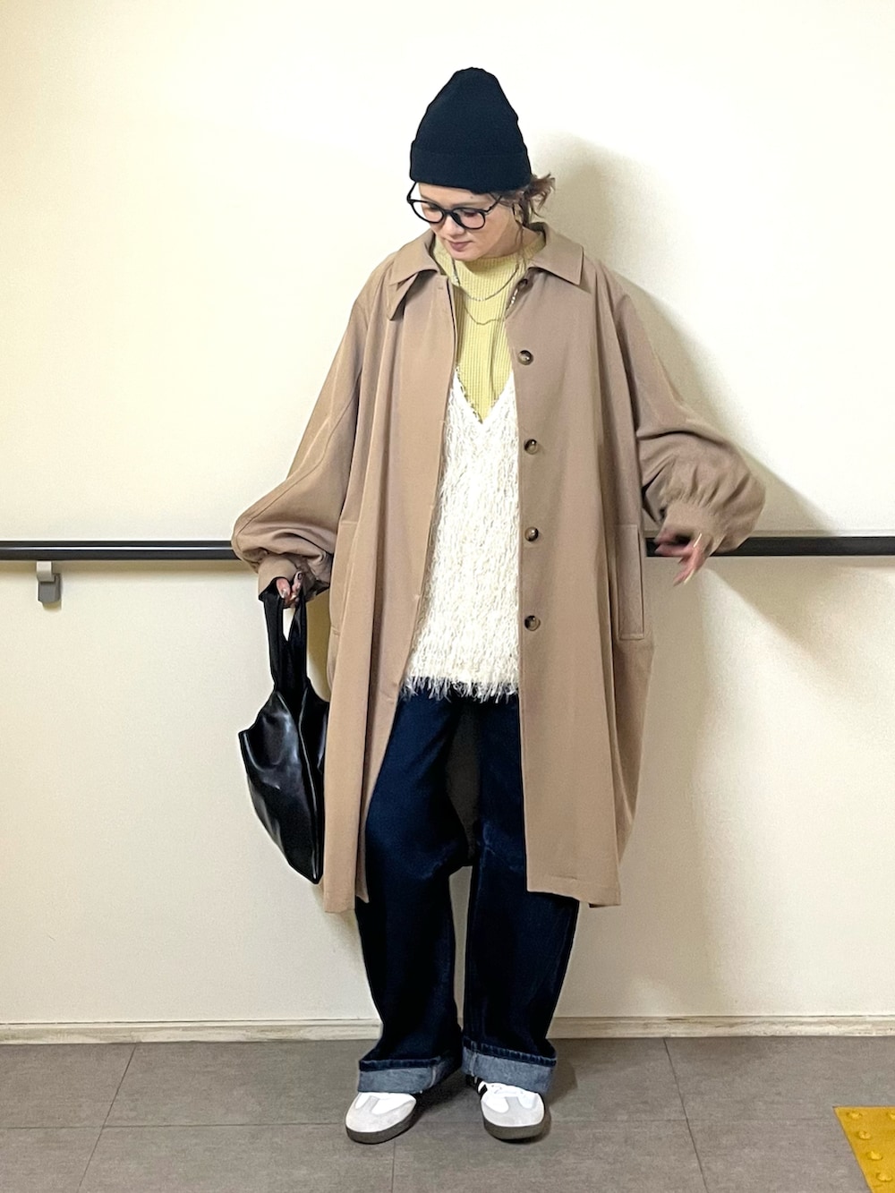 「最近のいい感じコーデ、春コーデ、プチプラ、お出かけコーデ、休日スタイル、レイヤードスタイル、ニット帽、メガネ女子、デニム、ベスト、春アウター、トレンチコート、スプリングコート、ステンカラーコート」|「recaの着回力抜群!ボリューム袖ワッフルプルオーバー(スウェット、グリーン系)」を使った、UMiSatoさん(骨格ウェーブ・レディース・163cm)の春コーディネートの4枚目の写真