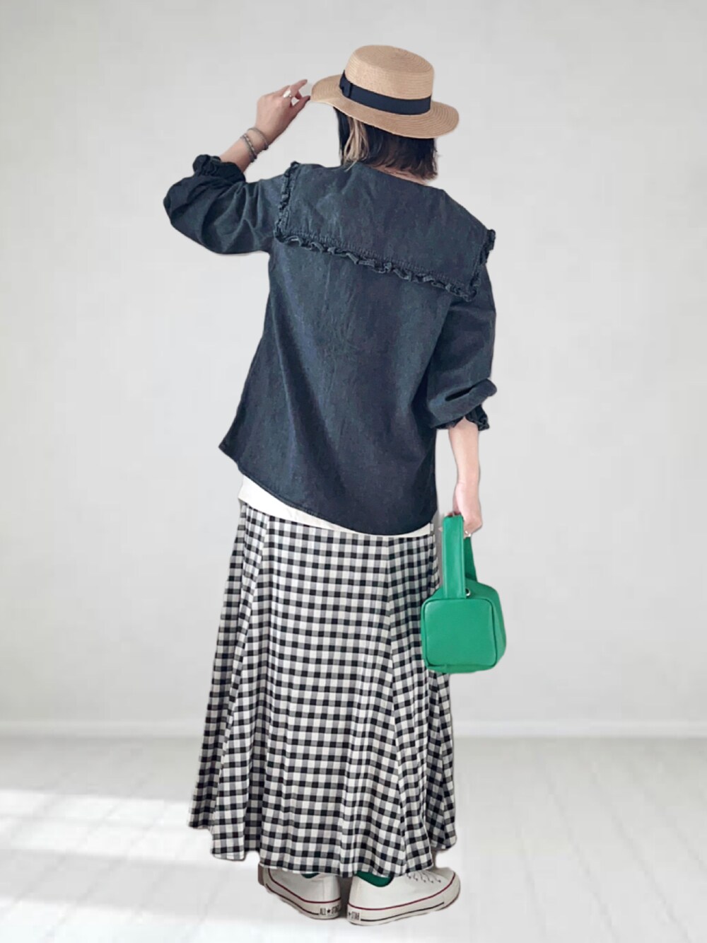 ブラック系のシャツ/ブラウス、ブラック系のスカート、グリーン系のショルダーバッグを着用したレディースの夏コーディネートの3枚目の写真