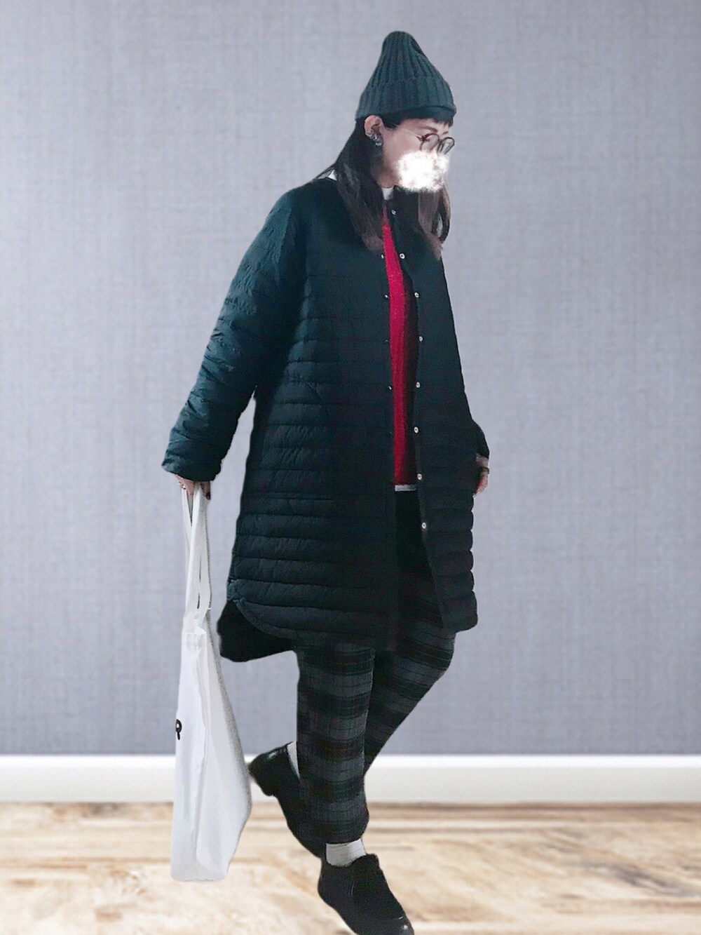 ブラック系のダウンジャケット/コート、レッド系のニット/セーター、ホワイト系のTシャツ/カットソーを着用したレディースの冬コーディネートの2枚目の写真