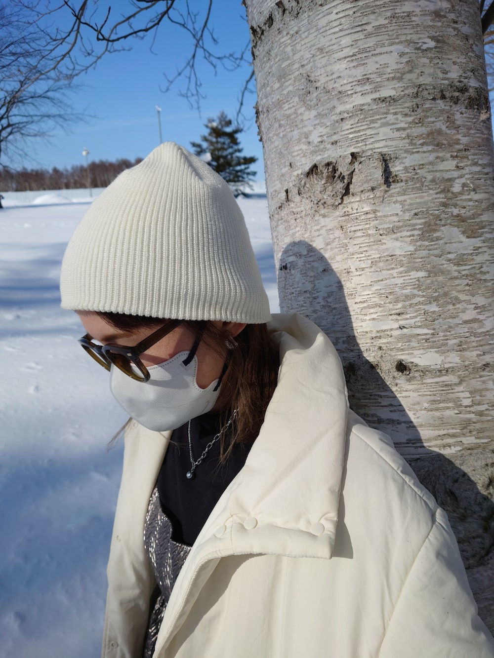 シルバー系のキャミソール、ホワイト系のその他アウター、ブラック系のその他パンツを着用したレディースの春コーディネートの3枚目の写真