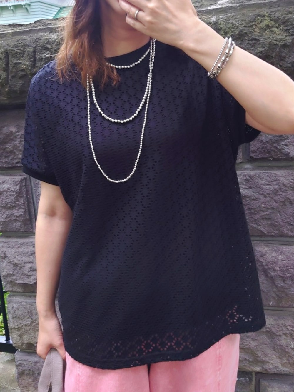 ブラック系のTシャツ/カットソー、ベージュ系のトートバッグ、ピンク系のデニムパンツを着用したレディースの夏コーディネートの5枚目の写真