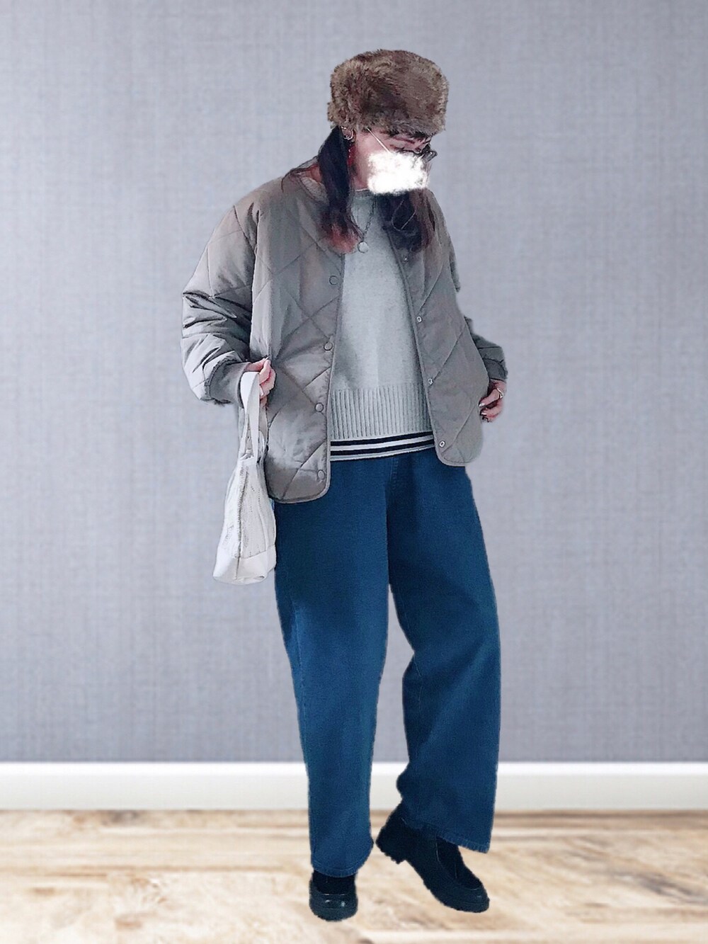 グレー系のニット/セーター、ブラウン系のその他アウター、ブラック系のTシャツ/カットソーを着用したレディースの冬コーディネートの2枚目の写真