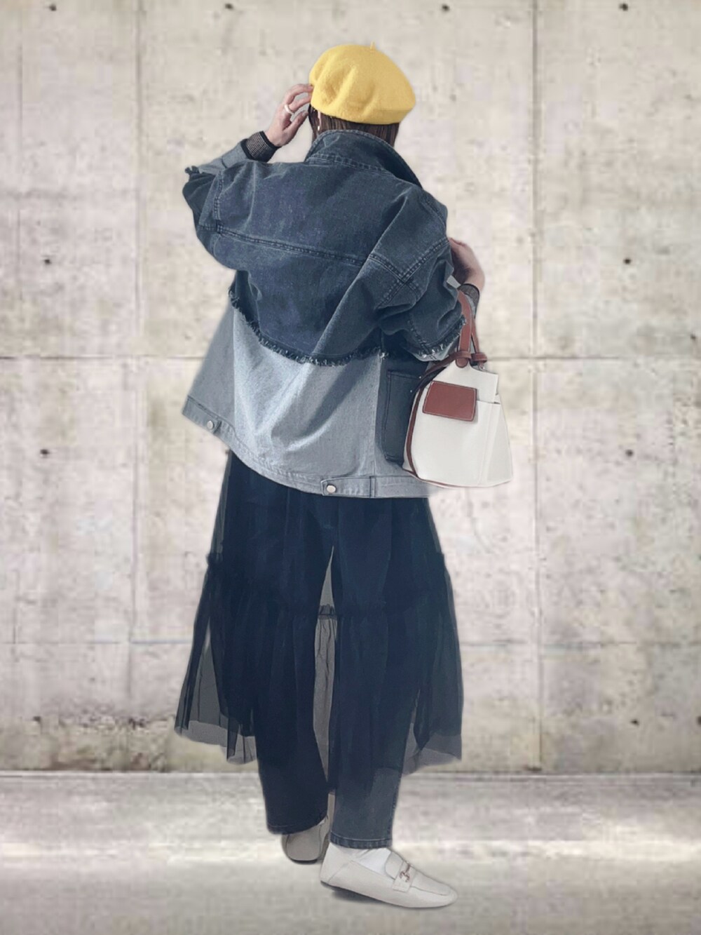 ブラック系のデニムジャケット、ブラック系のデニムパンツ、その他のニット/セーターを着用したレディースの春コーディネートの3枚目の写真