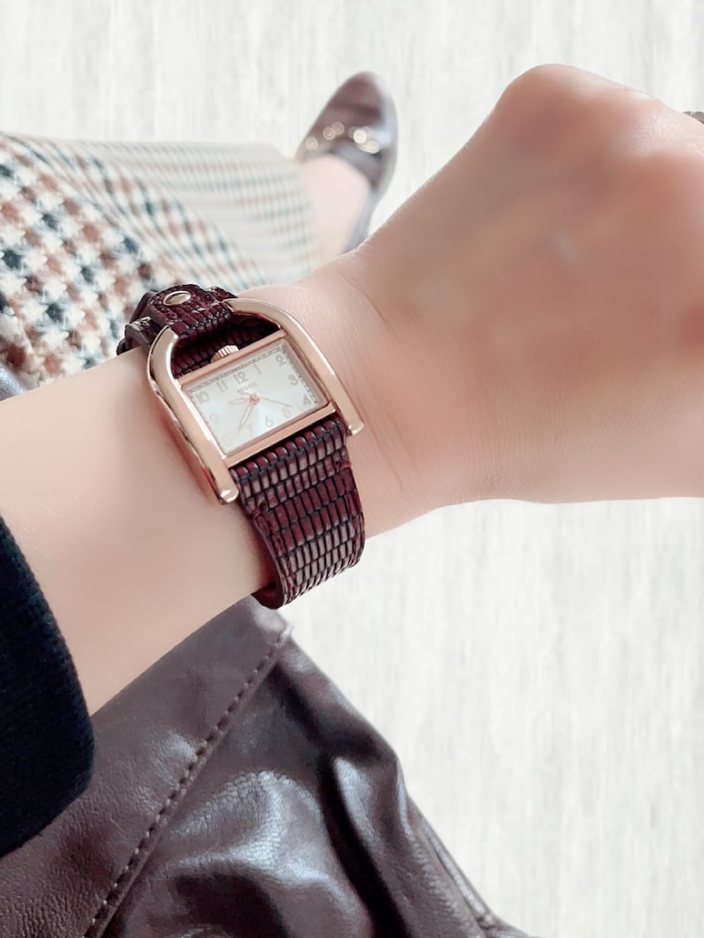「PR、Fossil、秋服まるっと大公開、秋コーデ、バケットハット、ローファー、ファーベスト、ベスト、シンプルコーデ、ブラウン、チェック、サロペット、レイヤードスタイル、お出かけコーデ、きれいめカジュアル」｜「FOSSILのHARWELL ES5264（アナログ腕時計、ブラウン系）」を使った、UMiSatoさん（レディース・163cm）の秋コーディネートの4枚目の写真