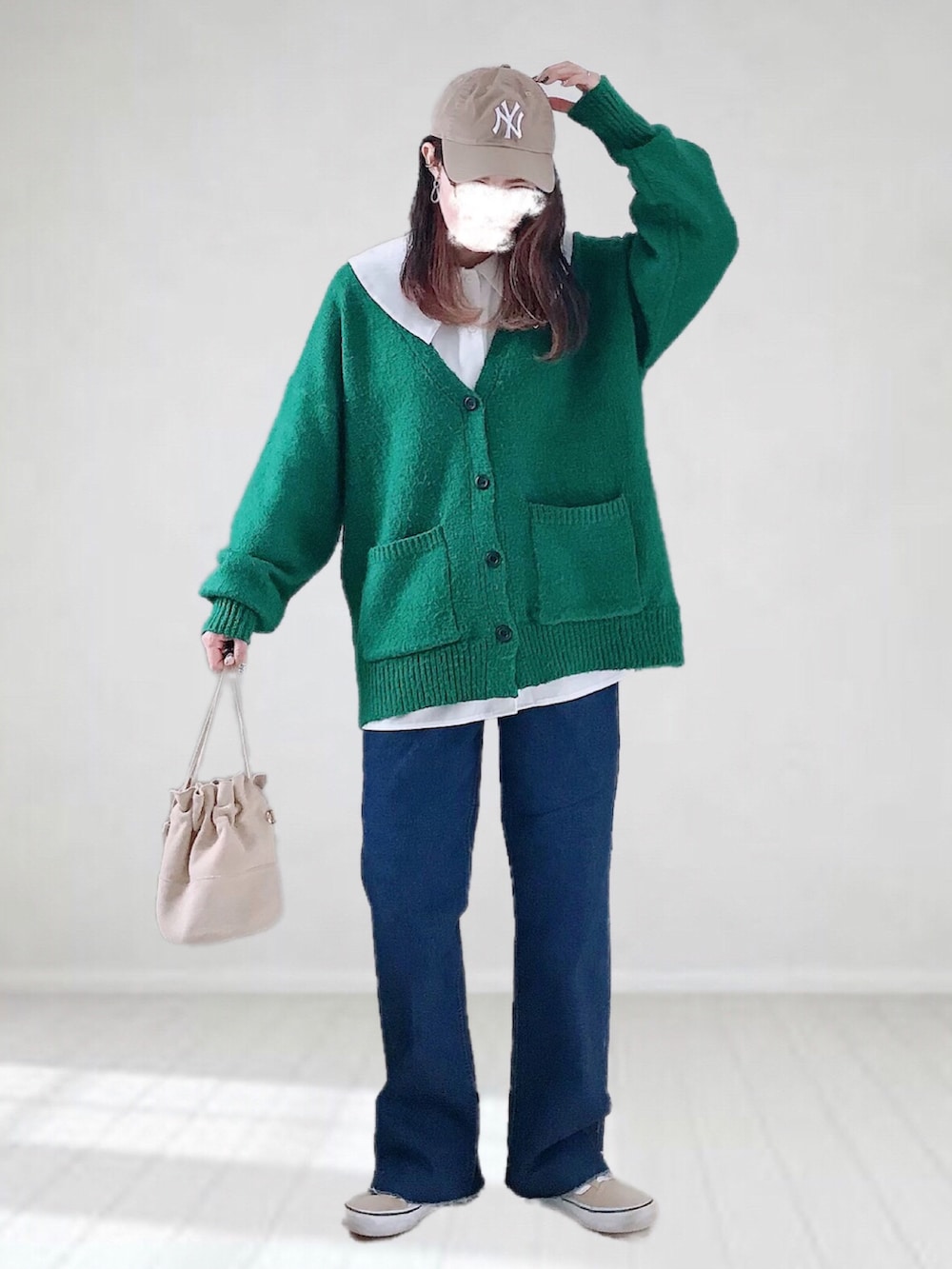 ブルー系のデニムパンツ、グリーン系のカーディガン/ボレロ、グリーン系のシャツ/ブラウスを着用したレディースの冬コーディネートの2枚目の写真