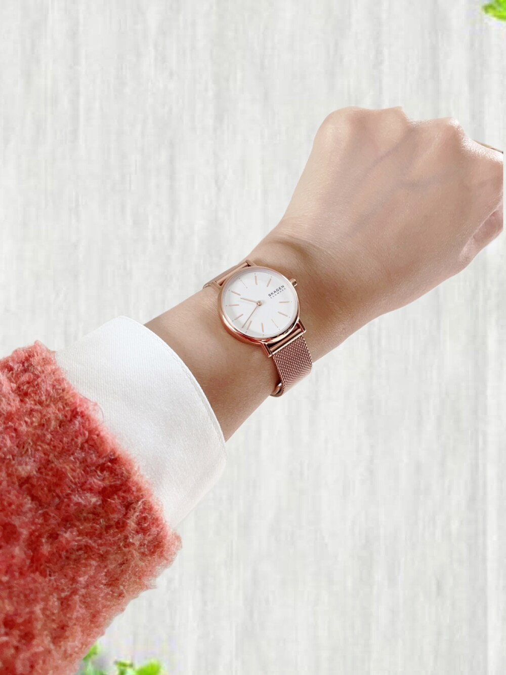 「nano・universe、SKAGEN、秋冬コーデ、冬コーデ、Hunch、カーディガン、ニット、ニット帽、シャツワンピース、レイヤードスタイル、トートバッグ、バレエシューズ、シンプルコーデ」｜「NANO universeのLB.04/起毛ブークレ クルーネックワイドカーディガン（カーディガン/ボレロ、ピンク系）」を使った、UMiSatoさん（レディース・163cm）の秋コーディネートの3枚目の写真