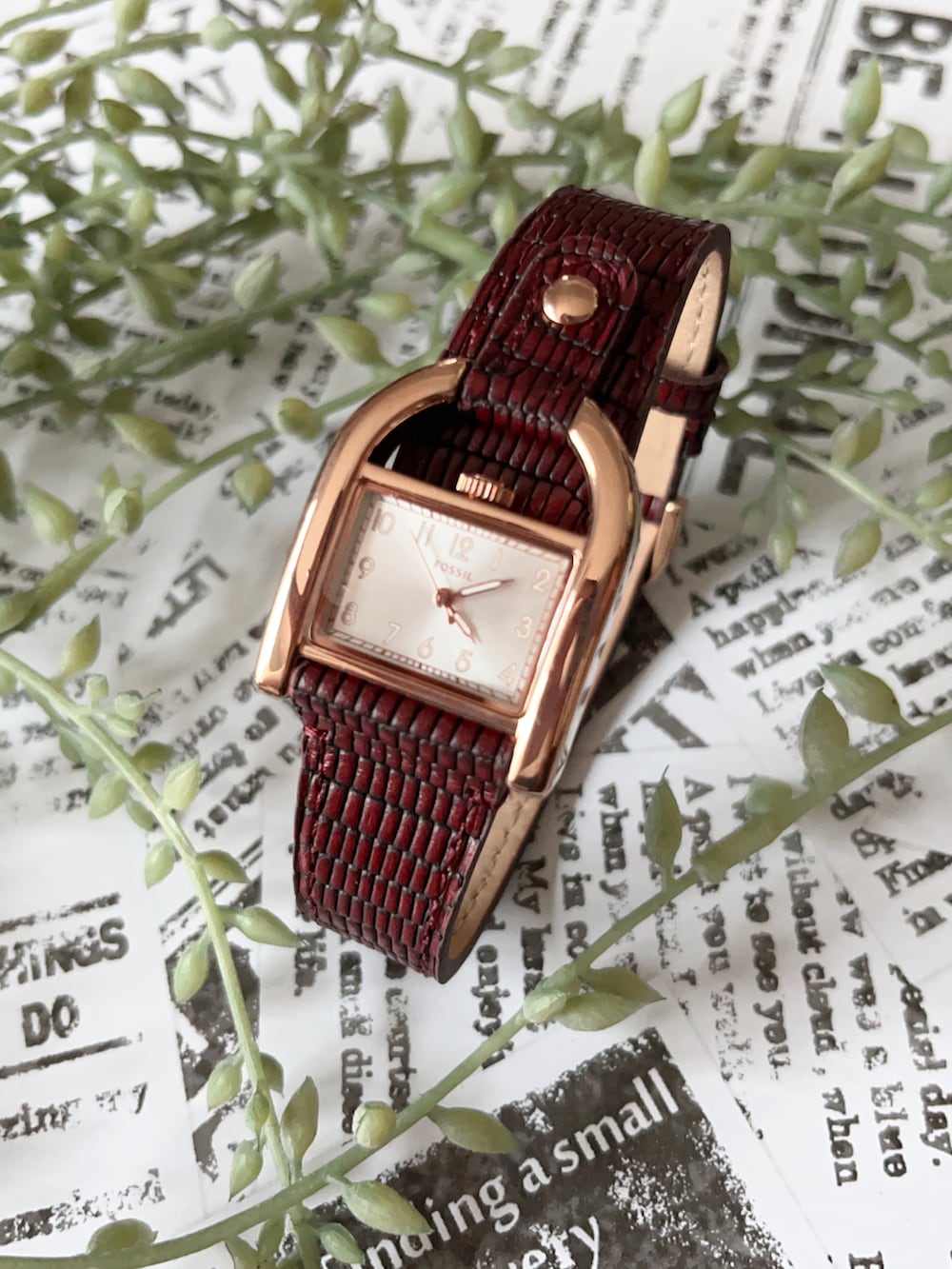 ブルー系のカーディガン/ボレロ、グレー系のTシャツ/カットソー、ブラック系のその他パンツを着用したレディースの秋コーディネートの3枚目の写真