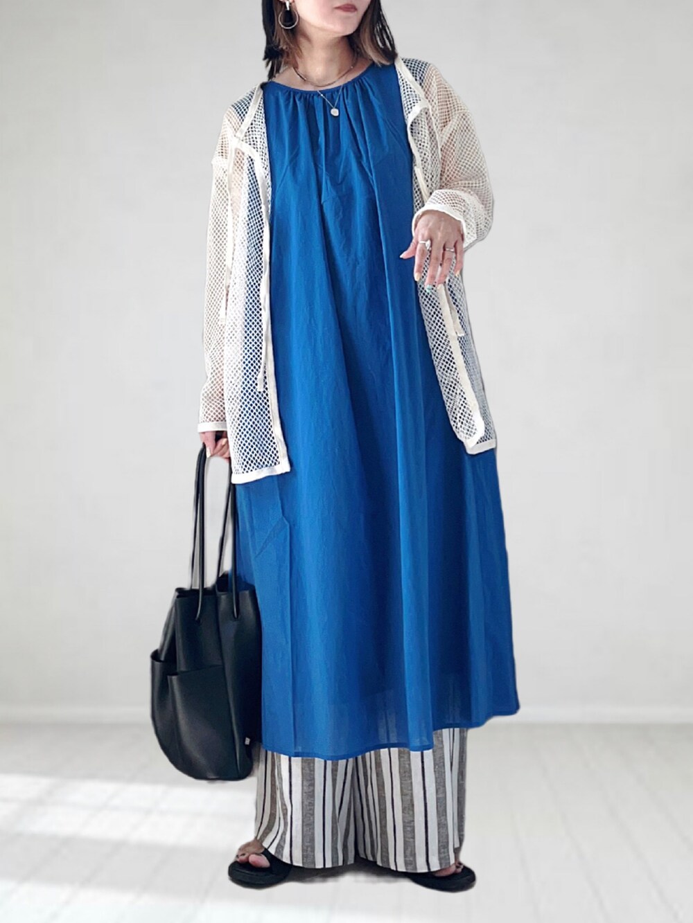 「ITEMS URBANRESEARCH、ロングワンピース、ビタミンカラー、夏コーデ、春夏コーデ、ビッグシルエット、カーディガン、レイヤードスタイル、休日スタイル、きれいめカジュアル、ストライプ、ラクチンコーデ、トートバッグ、プチプラ、カラー×コーデ」｜「ITEMS URBANRESEARCHのギャザーワンピース（ワンピース、ブルー系）」を使った、UMiSatoさん（レディース・163cm）の春コーディネートの2枚目の写真
