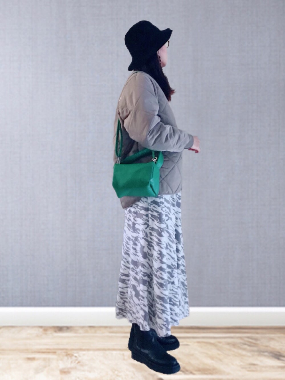「ITEMS URBANRESEARCH、キルティングジャケット、冬コーデ、あったかコーデ、メガネ女子、ハット、ブーツ、グリーン、ゼブラ柄、ワンピース、タートルネック、GRL、ラクチンコーデ、私の推しブランド、プチプラ」|「ITEMS URBANRESEARCHの【一部WEB限定カラー/サイズ】中綿キルティングノーカラージャケット(その他アウター、ブラウン系)」を使った、UMiSatoさん(レディース・163cm)の冬コーディネートの2枚目の写真