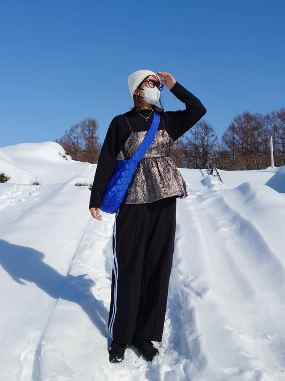 シルバー系のキャミソール、ホワイト系のその他アウター、ブラック系のその他パンツを着用したレディースの春コーディネートの4枚目の写真