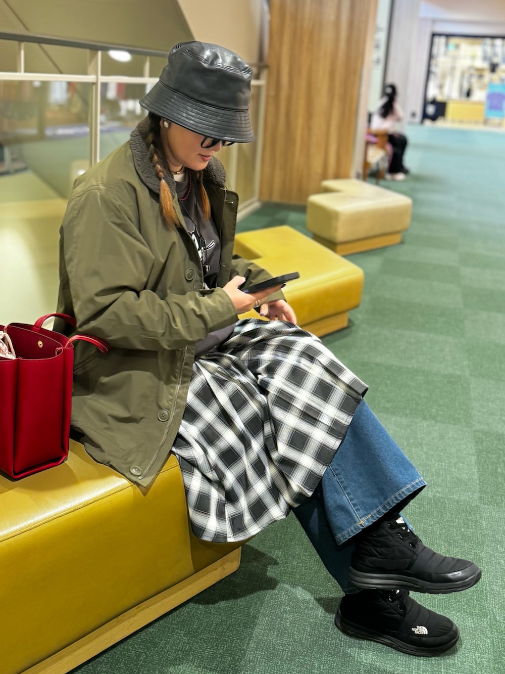 グリーン系のミリタリージャケット、グレー系のスウェット、グレー系のスカートを着用したレディースの冬コーディネートの4枚目の写真