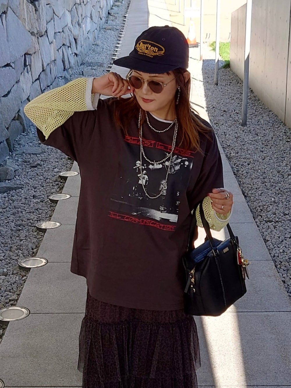 ブラック系のTシャツ/カットソー、その他のスカート、ブラック系のボストンバッグを着用したレディースの秋コーディネートの3枚目の写真