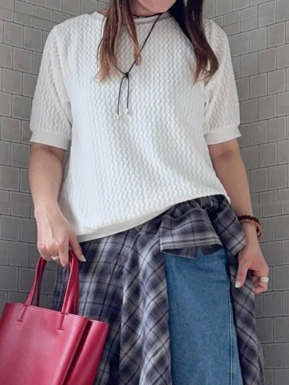 ホワイト系のTシャツ/カットソー、レッド系のトートバッグ、ホワイト系のスニーカーを着用したレディースの春コーディネートの3枚目の写真