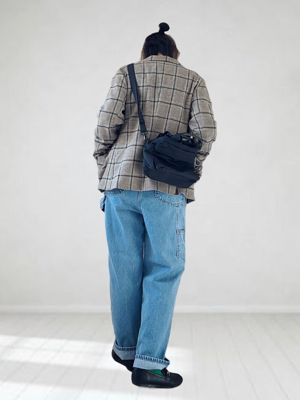 ブルー系のサロペット/オーバーオール、ベージュ系のテーラードジャケット、ホワイト系のTシャツ/カットソーを着用したレディースの春コーディネートの3枚目の写真