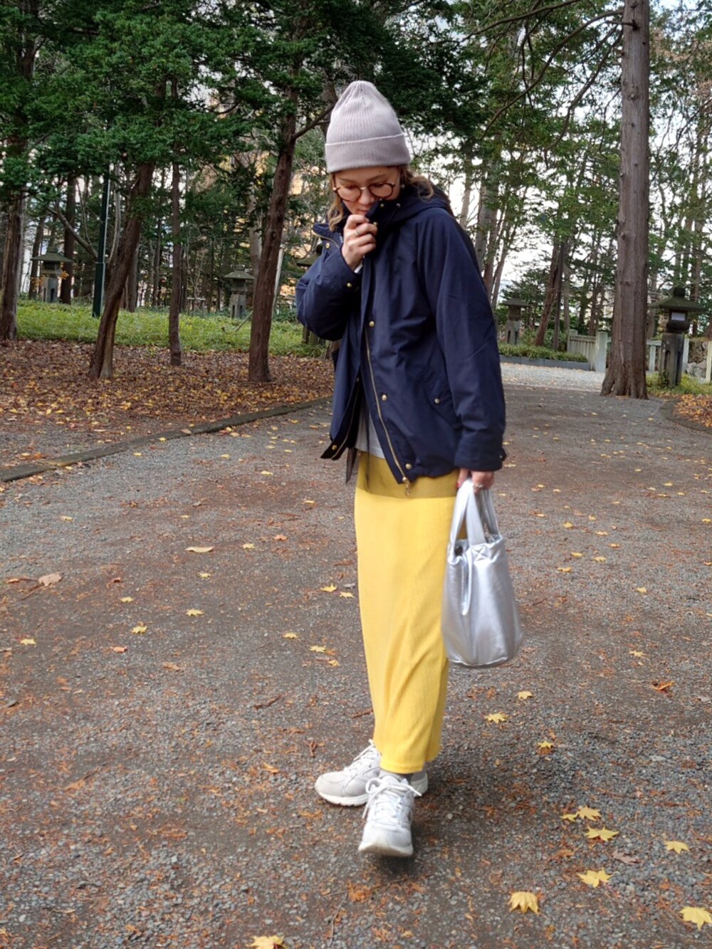 ブルー系のマウンテンパーカー、ブラック系のTシャツ/カットソー、ホワイト系のTシャツ/カットソーを着用したレディースの秋コーディネートの5枚目の写真