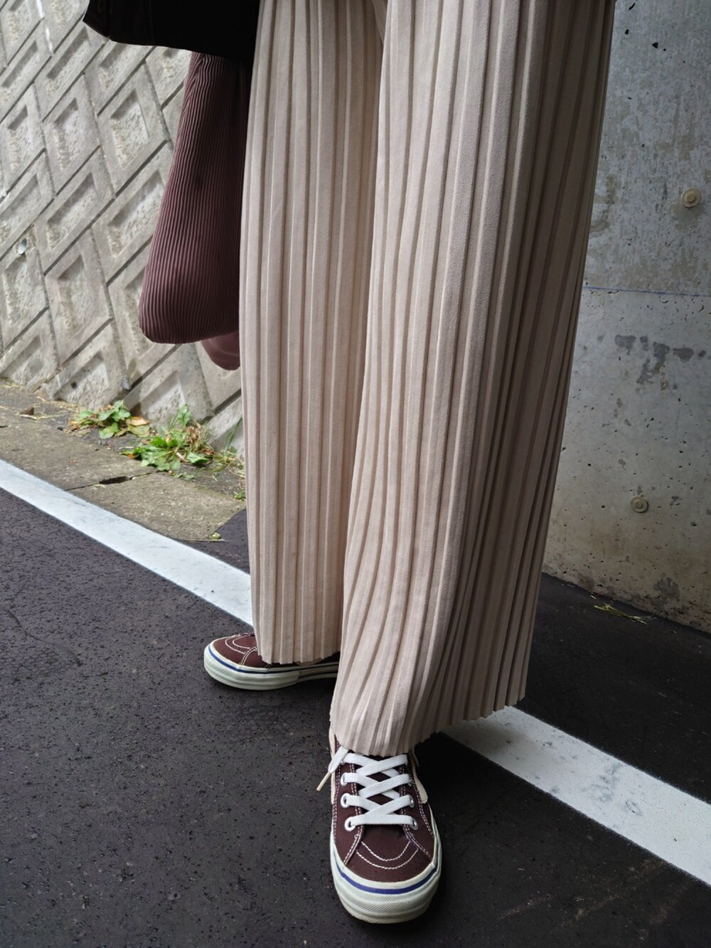 ホワイト系のその他パンツ、ブラウン系のブルゾン、ベージュ系のカーディガン/ボレロを着用したレディースの秋コーディネートの3枚目の写真