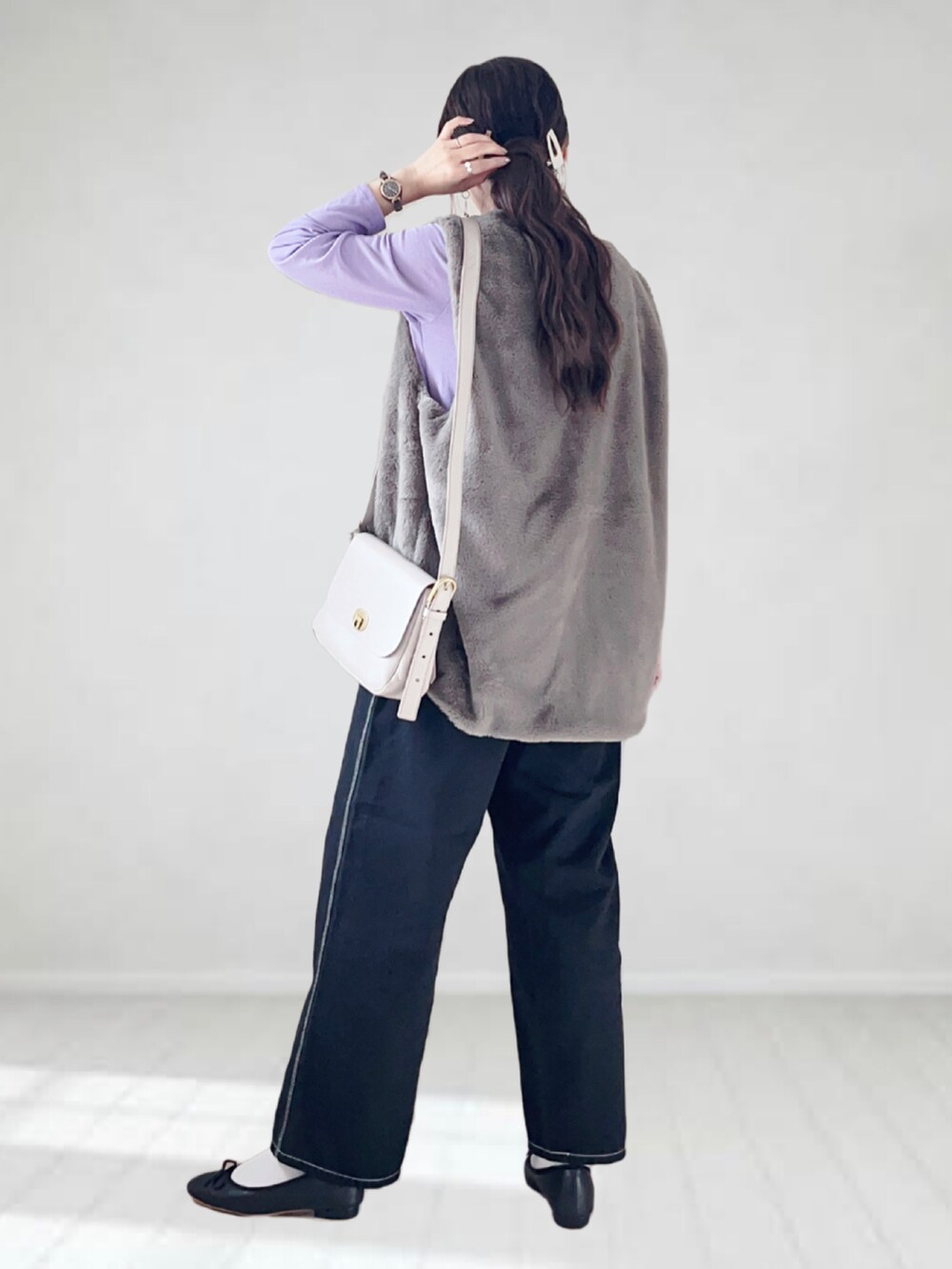 「LEE、Fossil、ファーベスト、秋コーデ、秋服、秋服準備はじめました、レイヤードスタイル、バレエシューズ、プチプラ、休日スタイル、きれいめカジュアル、シアー、ショルダーバッグ、タックイン、メガネ女子」|「Leeの【ワークパンツの新定番】Lee/リー【X-LINE】マルチカラー ワイドカラーペインターパンツ(デニムパンツ、ブラック系)」を使った、UMiSatoさん(レディース・163cm)の秋コーディネートの3枚目の写真