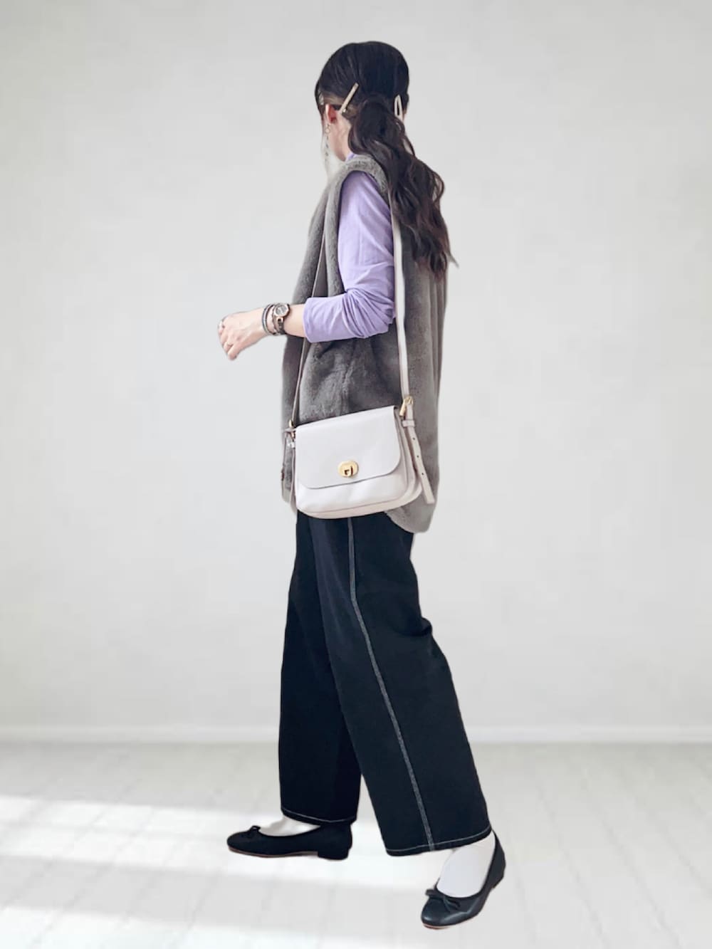 「LEE、Fossil、ファーベスト、秋コーデ、秋服、秋服準備はじめました、レイヤードスタイル、バレエシューズ、プチプラ、休日スタイル、きれいめカジュアル、シアー、ショルダーバッグ、タックイン、メガネ女子」|「Leeの【ワークパンツの新定番】Lee/リー【X-LINE】マルチカラー ワイドカラーペインターパンツ(デニムパンツ、ブラック系)」を使った、UMiSatoさん(レディース・163cm)の秋コーディネートの4枚目の写真