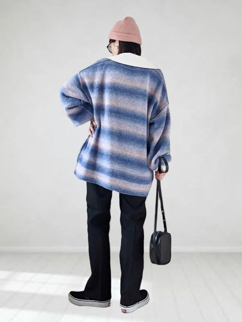 「FREDY&GLOSTER、Wrangler、LEE、カーディガン、秋コーデ、ニット帽、メガネ女子、ビッグカラー、レイヤードスタイル、グラデーション、プチプラ、フレアパンツ、シンプルコーデ、スニーカー」｜「fredy emueのグラデーションニットカーディガン（カーディガン/ボレロ、ブルー系）」を使った、UMiSatoさん（レディース・163cm）の秋コーディネートの2枚目の写真