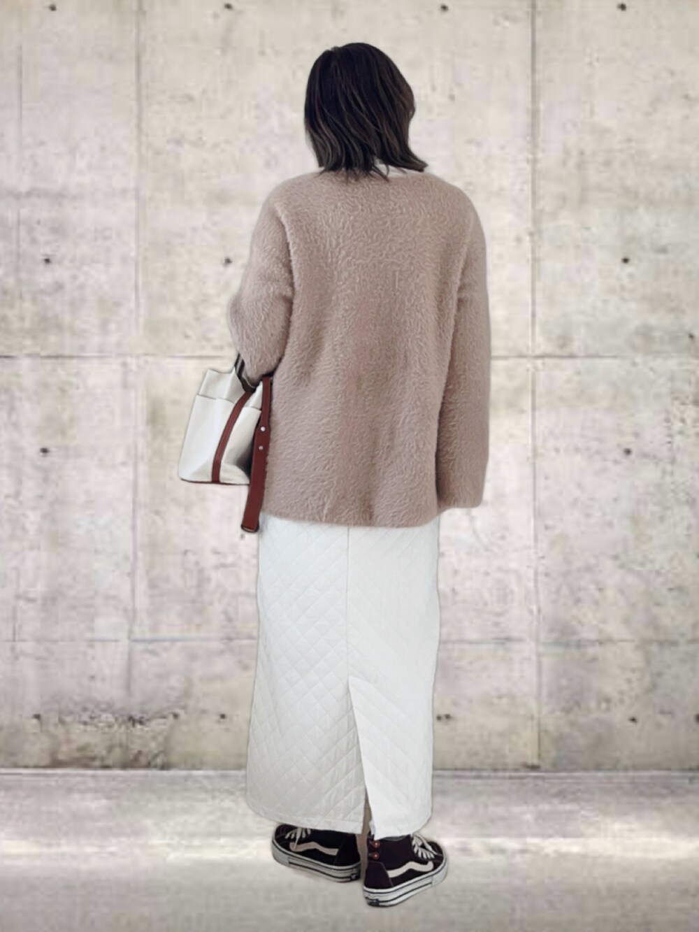 ブラウン系のニット/セーター、ホワイト系のTシャツ/カットソー、ホワイト系のスカートを着用したレディースの春コーディネートの2枚目の写真