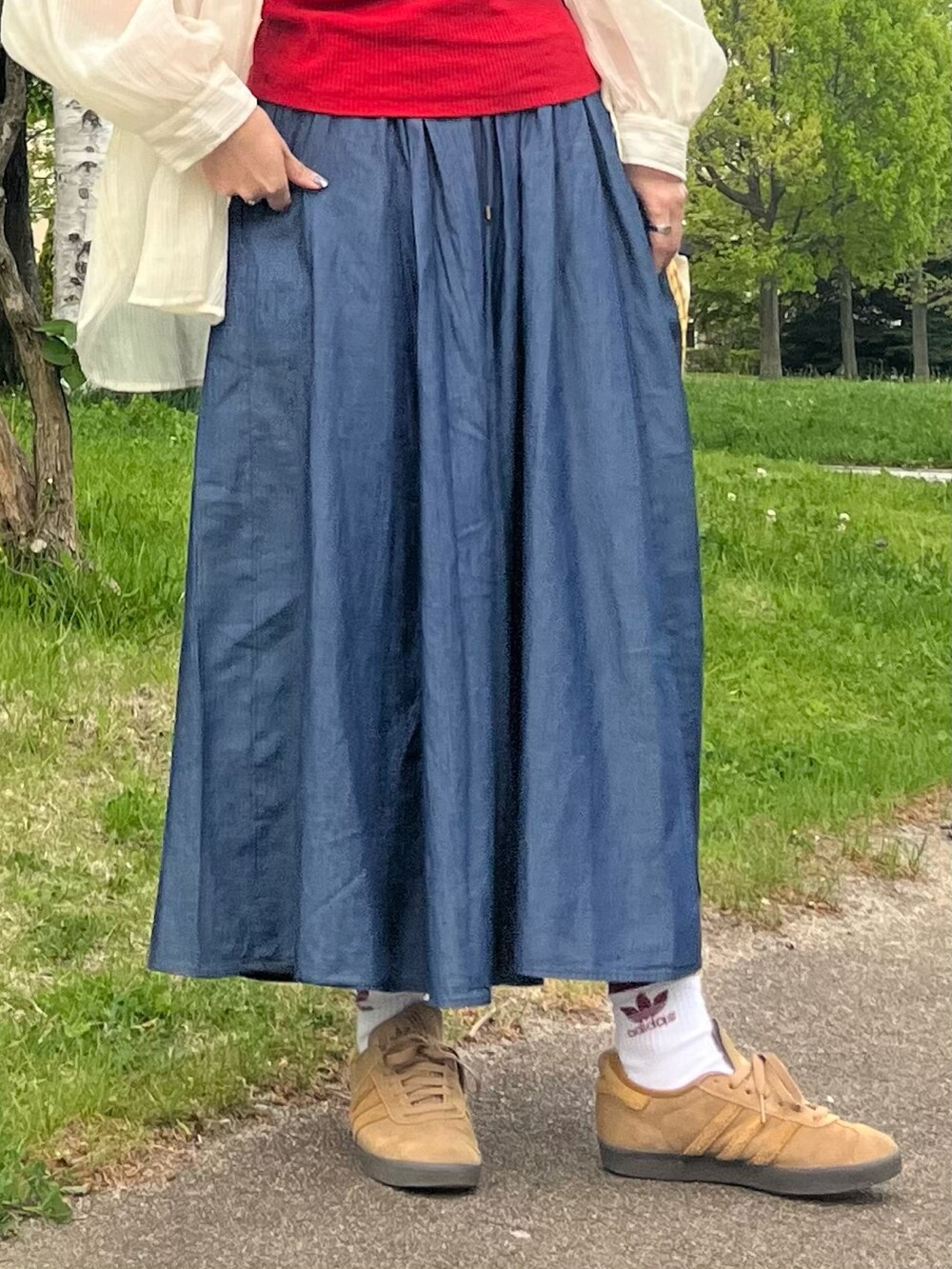 ブルー系のその他パンツ、ベージュ系のシャツ/ブラウス、ブラウン系のスニーカーを着用したレディースの春コーディネートの5枚目の写真