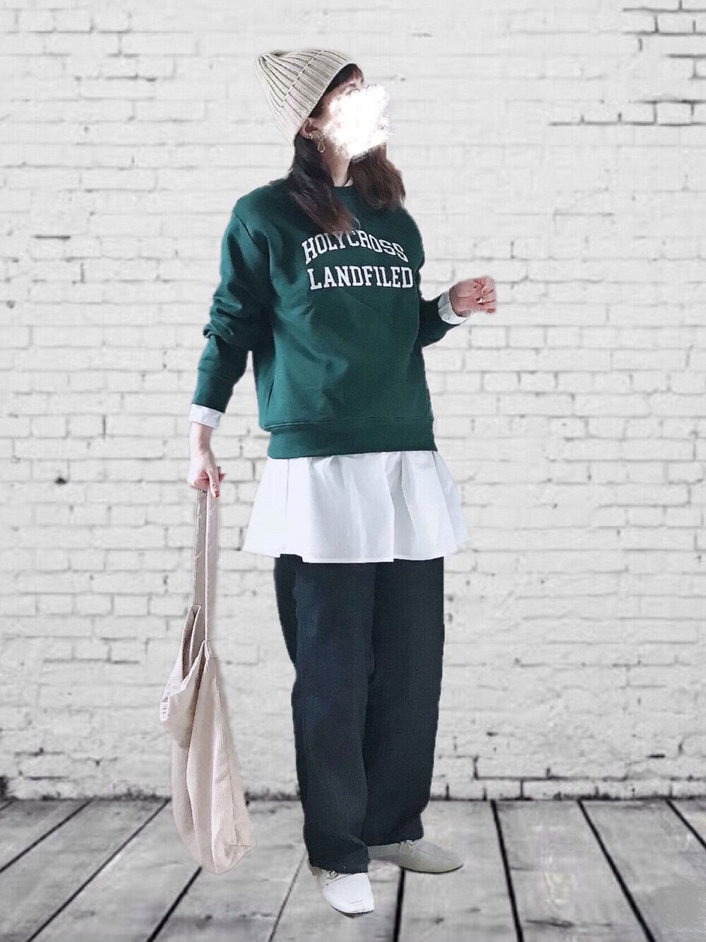 ブルー系のセットアップ、グリーン系のスウェット、ホワイト系のトートバッグを着用したレディースの秋コーディネートの3枚目の写真