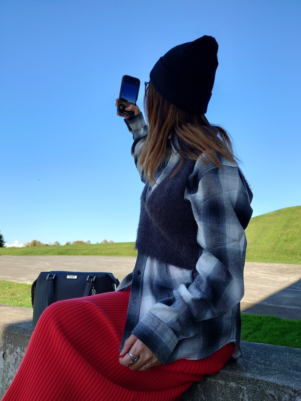 ホワイト系のシャツ/ブラウス、グレー系のベスト、レッド系のスカートを着用したレディースの秋コーディネートの2枚目の写真